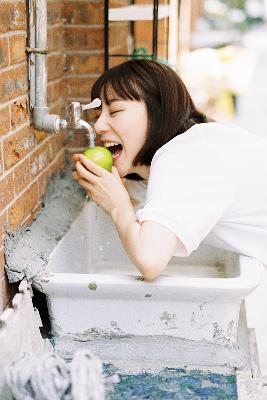 两男一女可以提升夫妻感情吗,两峰夹小溪地湿又无泥诗